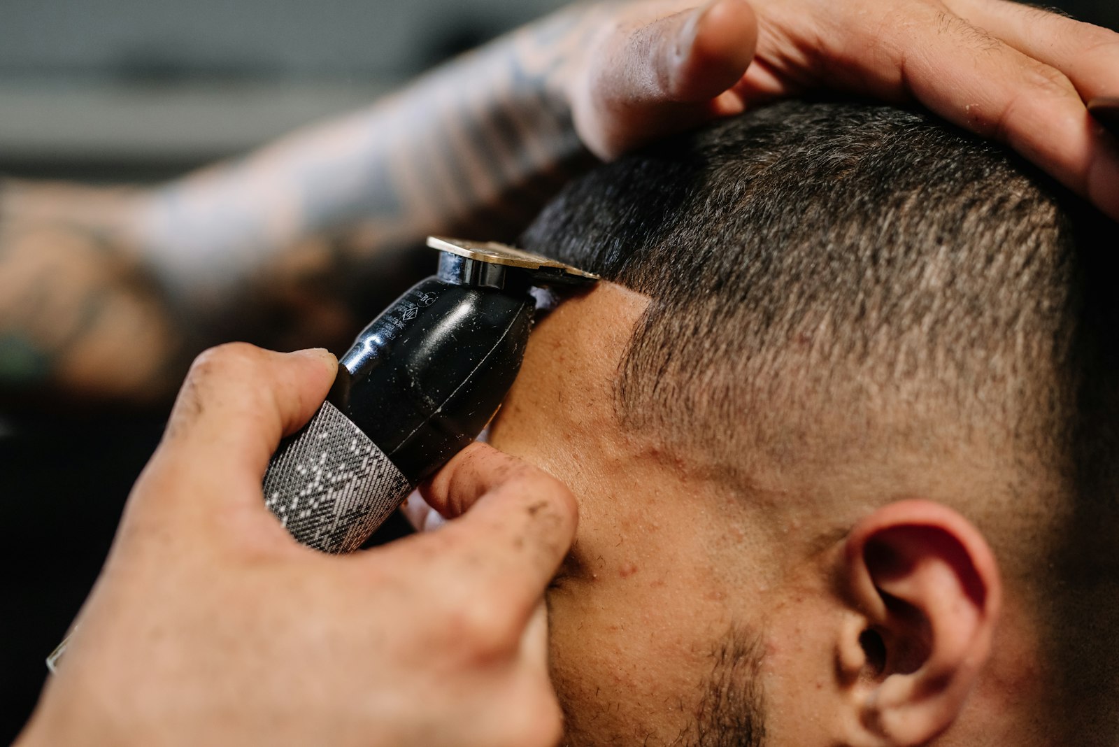 Corte de pelo con máquina en la barbería