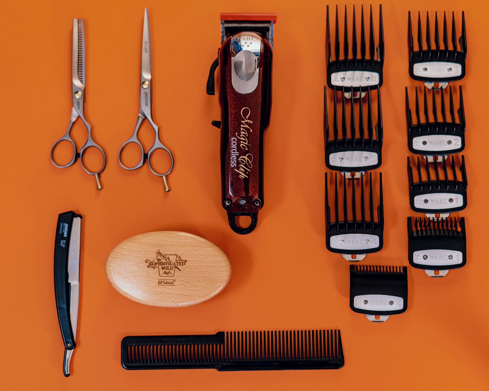 Herramientas de barbero sobre la mesa