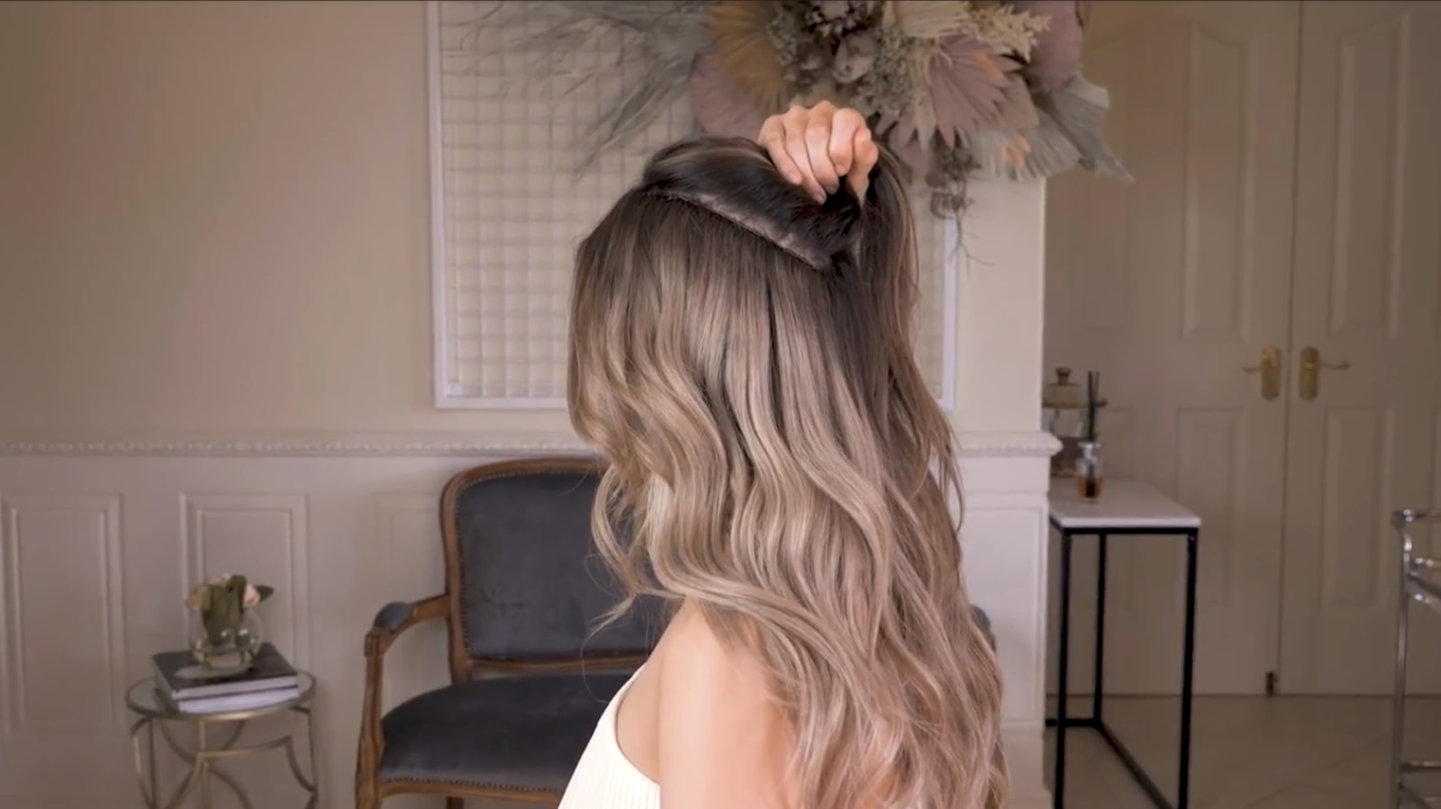 Pelo ondulado con balayage rubio