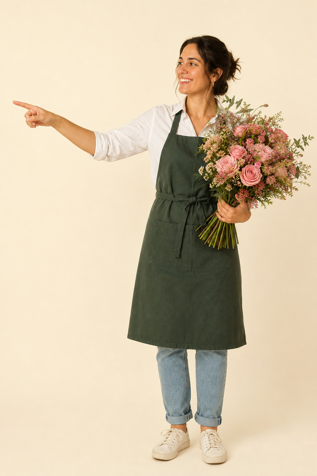 Florista con un ramo de rosas indicando el formulario