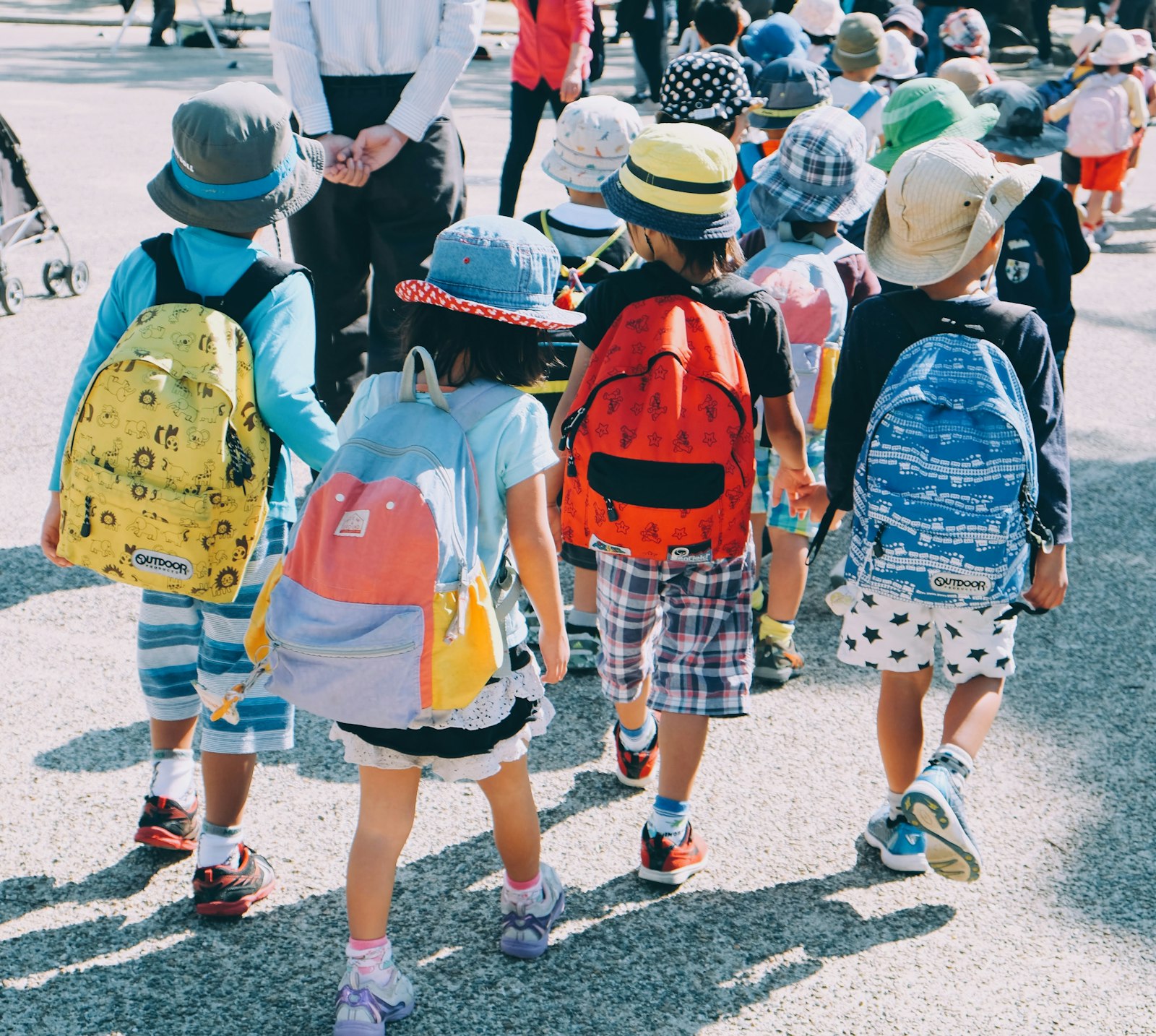 Niños entrando al colegio