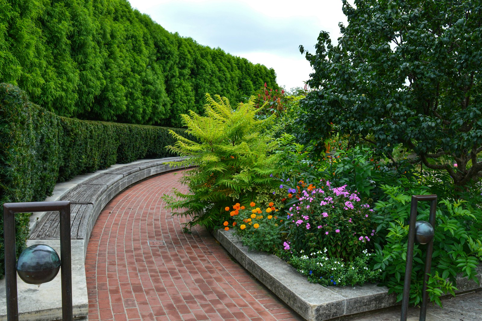 Jardín diseñado con especies ornamentales