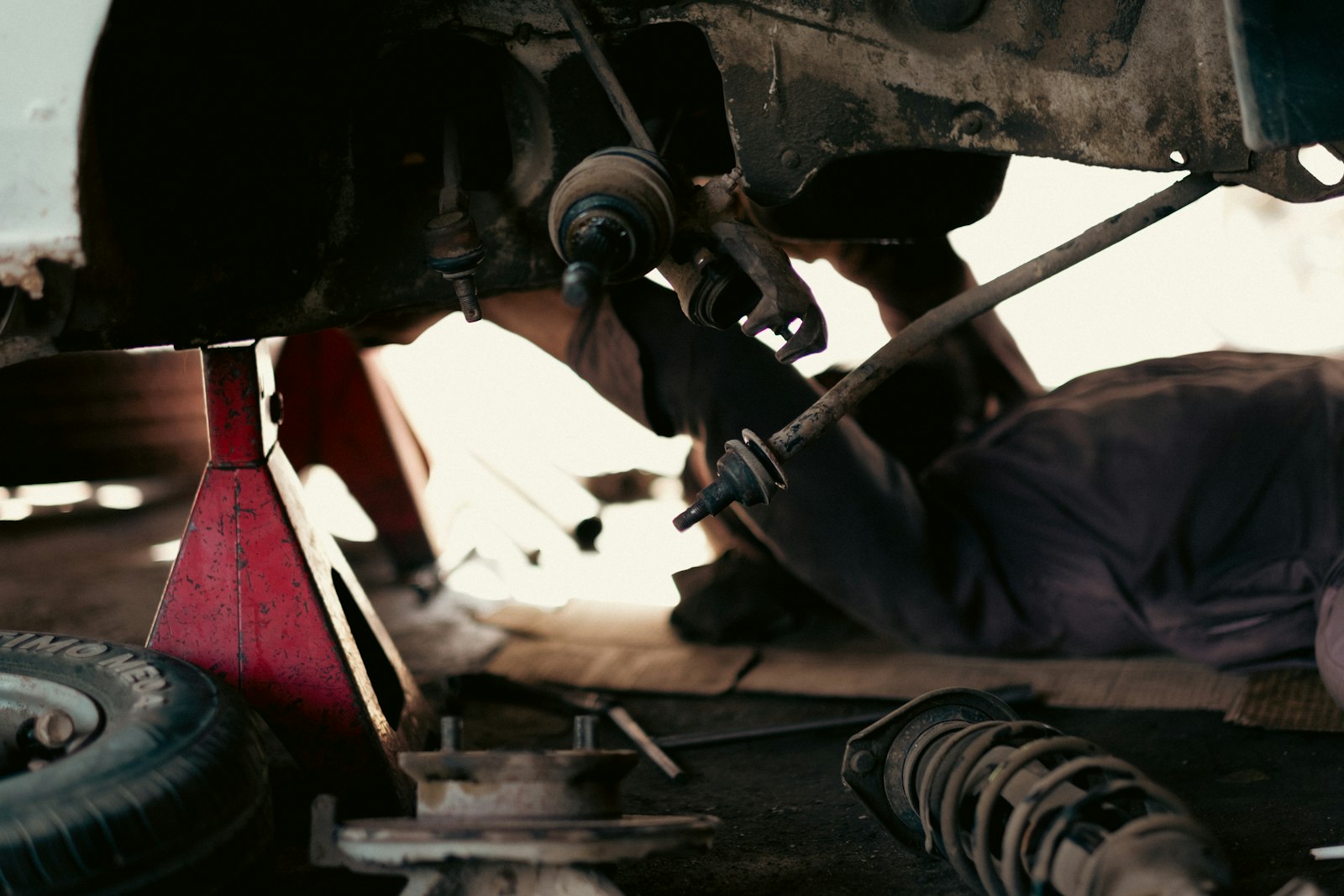 Mecánico trabajando bajo el auto